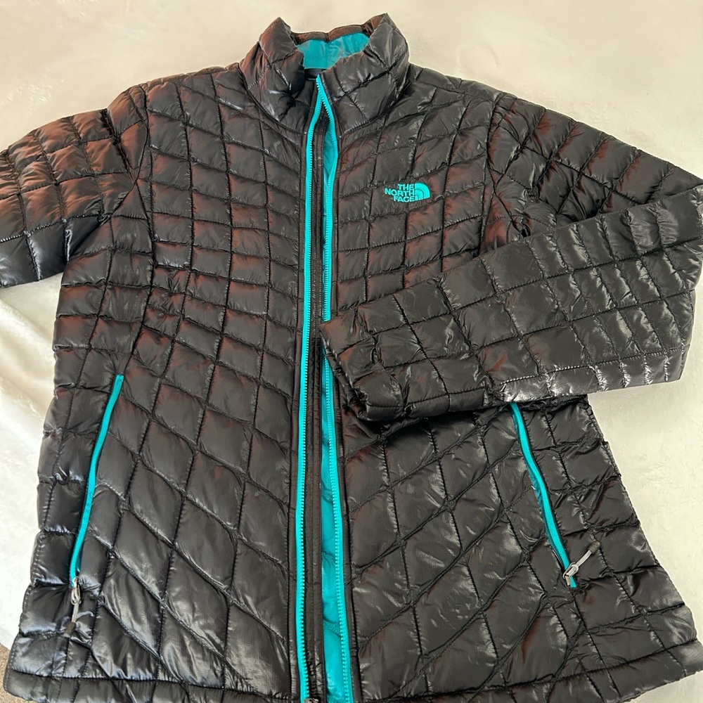 North face women’s black jacket with green zippers, lining and detail. Sz M